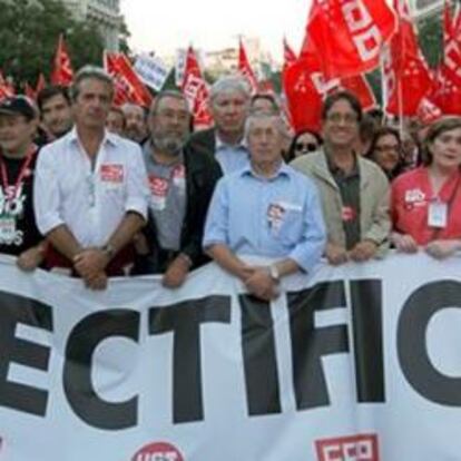 Los secretarios generales de UGT, Cándido Méndez (7d), y de CC OO, Ignacio Fernández Toxo (5d), acompañados por los líderes madrileños de CC OO, Javier López (4d), y UGT, José Ricardo Martínez (8d), encabezan la manifestación convocada esta tarde en Madrid con motivo de la huelga general convocada por las mismas organizaciones sindicales en contra de la reforma laboral y la política económica del Gobierno.