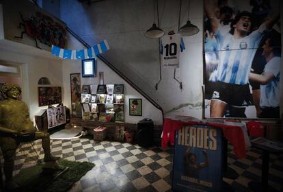 LA CASA DE D10S (ARGENTINA) - A casa onde Diego Maradona e sua família viveram entre 1978 e 1980, em Buenos Aires, foi um presente do Argentino Juniors depois de o craque completar 18 anos e assinar o primeiro contrato profissional pela equipe. Em outubro do ano passado, o ex-dirigente do clube, Alberto Perez, transformou a propriedade em um museu com cerca de 2.000 peças sobre o ex-camisa 10 da seleção argentina. O lugar fica a 600 metros do estádio do Juniors, que leva o nome de Diego Armando Maradona. Como a casa ainda está sendo reestruturada, as visitas, gratuitas, precisam ser agendadas pela página do museu no Facebook (@LaCasadeD10sOficial). Onde: Rua Lascano 2257, La Paternal, Buenos Aires. Horário de visitação: por agendamento.