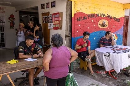 Personas en el comedor comunitario Garganta Poderosa en Villa Fátima, el 3 de marzo.