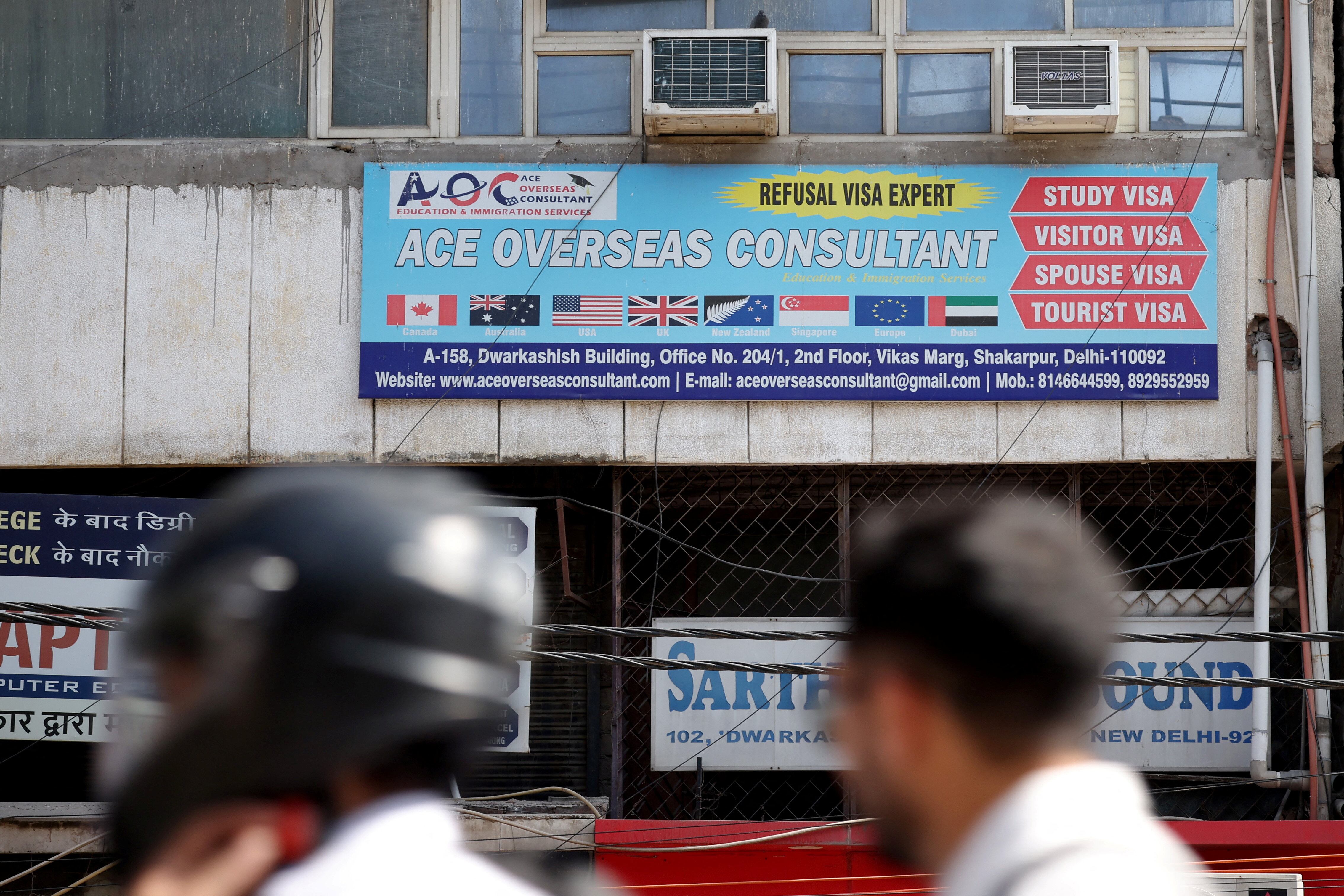 Anuncio de una oficina de visados en Nueva Delhi (India).