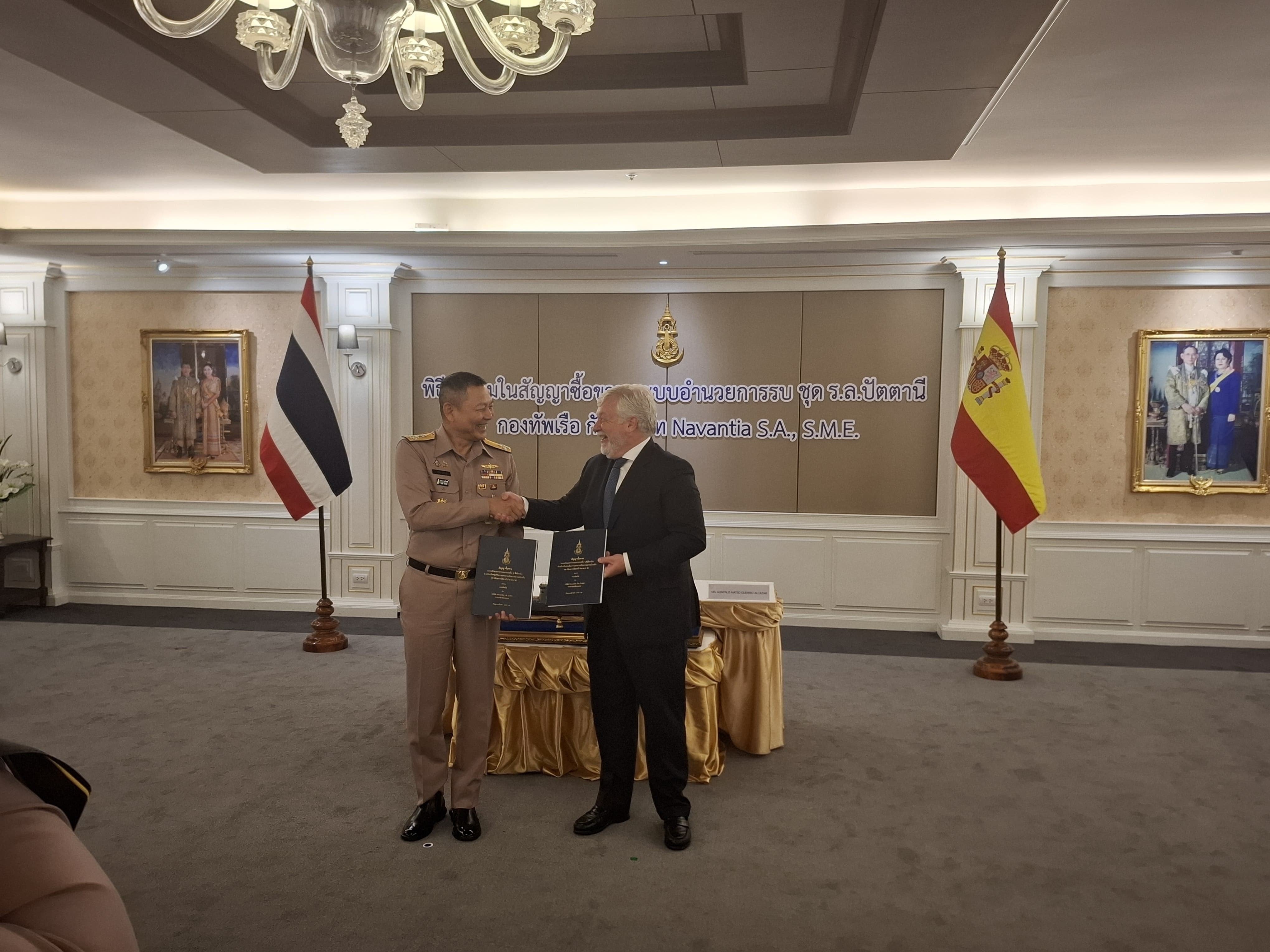 Gonzalo Mateo-Guerrero, Director de Operaciones y Negocios de Navantia y Almirante Jirapol Wongwit, comandante jefe de la Marina Tailandesa.