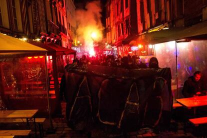 Manifestantes marchan en contra del abuso policial en Rennes (Francia).
