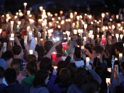 Vigilia por las v&iacute;ctimas de un tiroteo en un colegio de Oregon 