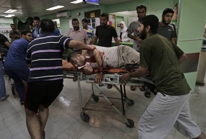 Um palestino ferido no bombardeio é levado em uma maca pelos corredores do hospital de Beit Lahiya.