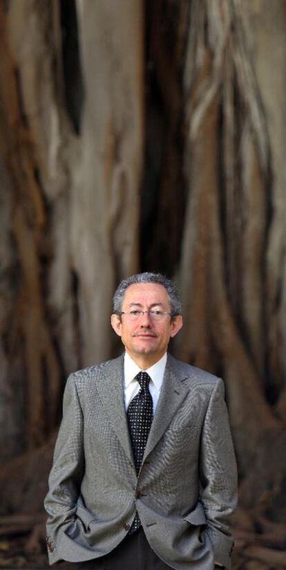 El diputado socialista Ángel Luna, en el jardín interior de la sede de las Cortes Valencianas.