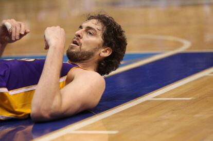 Pau Gasol, por los suelos en una acción del último partido contra Dallas.