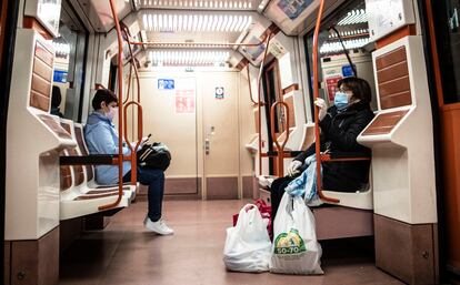 Dos mujeres viajan en el Metro de Madrid con mascarillas. ÁLVARO GARCÍA