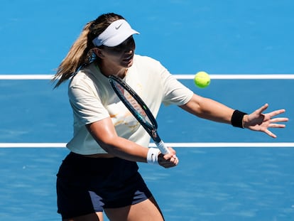 Paula Badosa volea durante un entrenamiento en Melbourne.