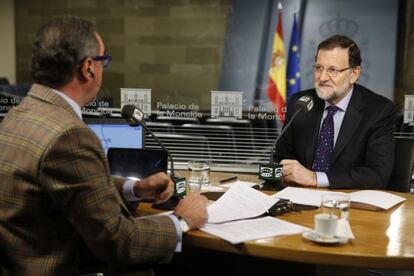 El presidente del Gobierno, Mariano Rajoy, conversa con el periodista Carlos Herrera.