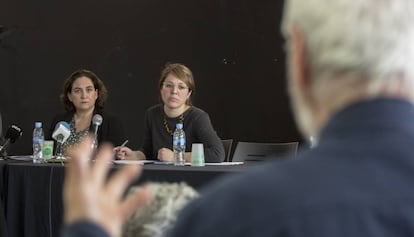 La alcaldesa de Barcelona, Ada Colau, y la teniente de alcalde Janet Sanz durante el debate de la FAVB.