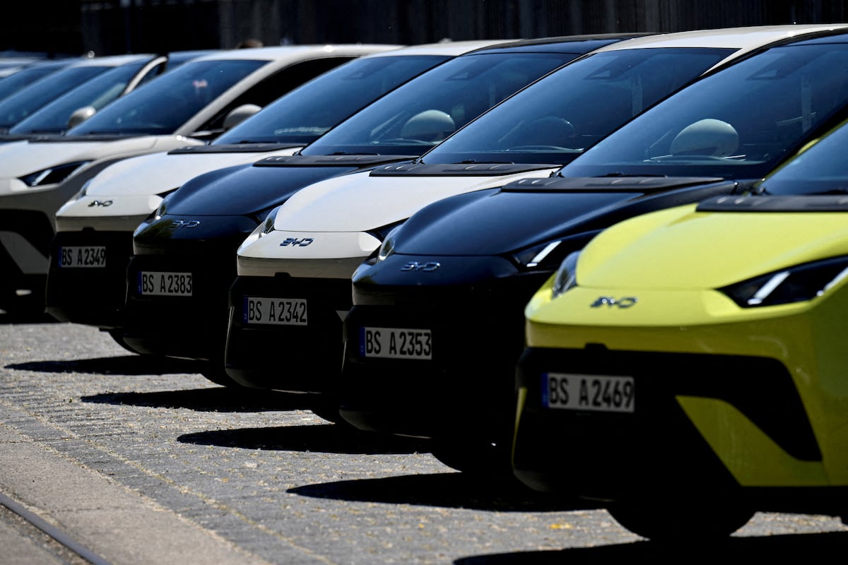 Los récords de exportación de coches de China marcan rumbo de colisión