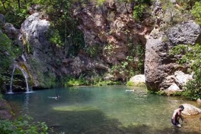 Bañistas en el solitario paraje del Nido del Águila, piscina natural tallada entre los montes de Alcover.