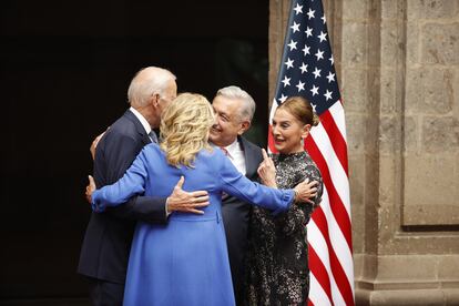 Los presidentes de México y EE UU, López Obrador y Joe Biden, junto a las primeras damas, Jill Biden y Beatriz Gutiérrez, se saludan durante la recepción oficial, este 9 de enero de 2023.