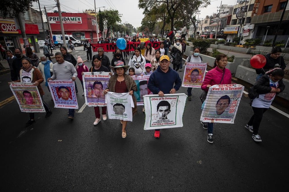 El arreón final del Gobierno incomoda a las familias de Ayotzinapa | EL ...