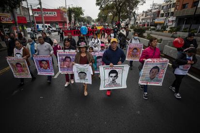 Familiares y amigos de los 43 estudiantes desaparecidos de Ayotzinapa, durante una peregrinación a la Basílica de Guadalupe, en Ciudad de México, el pasado 26 de diciembre.