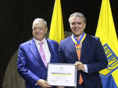 Iván Duque Márquez (derecha) y el rector de la Universidad Sergio Arboleda, Rodrigo Noguera Calderón, al recibir un reconocimiento de la institución, en 2016.