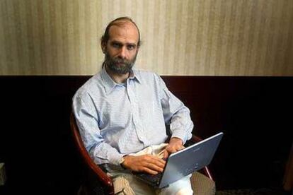 Bruce Schneier, autor del boletín 'CryptoGram', dice que el mejor consejo para el usuario corriente es hacer copias de los archivos.