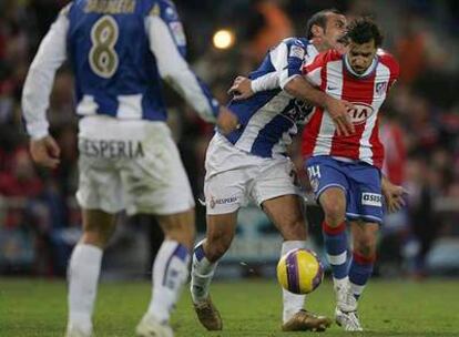 Simão intenta llevarse la pelota ante Moisés, que le hace falta.