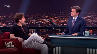 Manuel Carrasco en 'Late Xou' junto al presentador, Marc Giró