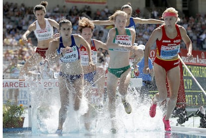 Marta Domínguez, a la derecha, supera la ría por delante de sus rivales en la serie clasificatoria de 3.000 obstáculos del pasado miércoles.