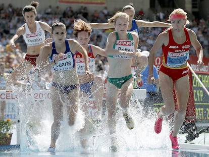 Marta Domínguez, a la derecha, supera la ría por delante de sus rivales en la serie clasificatoria de 3.000 obstáculos del pasado miércoles.
