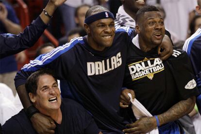 DeShawn Stevenson (a la derecha), celebra el título junto a al dueño de Dallas Mark Cuban y Haywood.