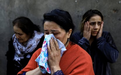 Tres mujeres lloran por la desaparición de sus familiares por una explosión causada por un cohete durante la lucha por la región separatista de Nagorno-Karabaj, en la ciudad de Ganja (Azerbaiyán).