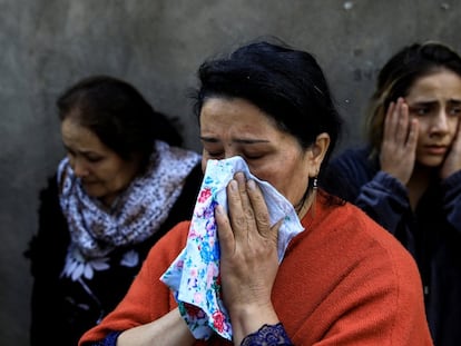 Tres mujeres lloran por la desaparición de sus familiares por una explosión causada por un cohete durante la lucha por la región separatista de Nagorno-Karabaj, en la ciudad de Ganja (Azerbaiyán).