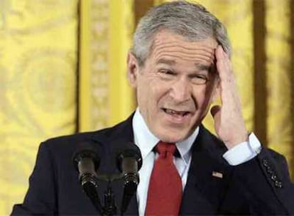 George W. Bush escucha la pregunta de un periodista durante la conferencia de prensa de ayer en la Casa Blanca.