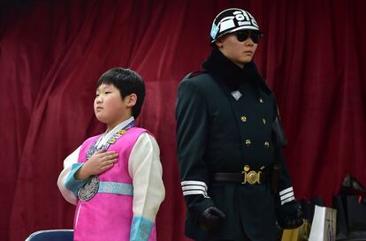 Un joven graduado con vestido tradicional durante la ceremonia de graduación en la escuela de primaria Taesungdong, de la zona desmilitarizada que divide Corea del Norte y Corea del Sur en Paju.