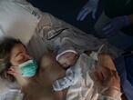 ALCALç DE HENARES (Madrid). Elsa Mazn, de 37 aos, da a luz a Pablo en el hospital Prncipe de Asturias de Alcal de Henares. FOTO: LUIS DE VEGA