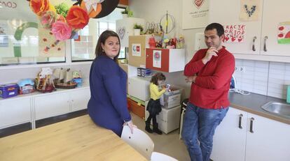 Raquel Prudencio y José María Huertes con su hija Carla, tratada con esta terapia.