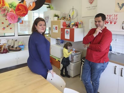 Raquel Prudencio y José María Huertes con su hija Carla, tratada con esta terapia.