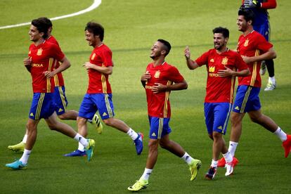 Los jugadores de la selección española durante el entrenamiento antes del partido contra Bélgica.