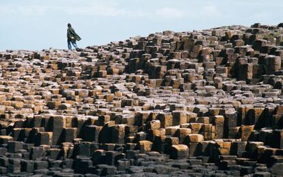 Un turista camina sobre las columnas de basalto de la Calzada del Gigante, en el condado de Antrim (Irlanda del Norte).