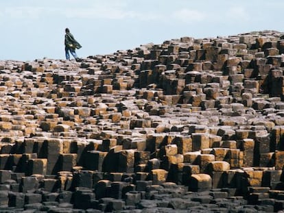 Un turista camina sobre las columnas de basalto de la Calzada del Gigante, en el condado de Antrim (Irlanda del Norte).