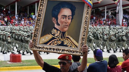 Un seguidor de Nicolás Maduro sujeta un cuadro de Simón Bolívar en Caracas, Venezuela (2019).