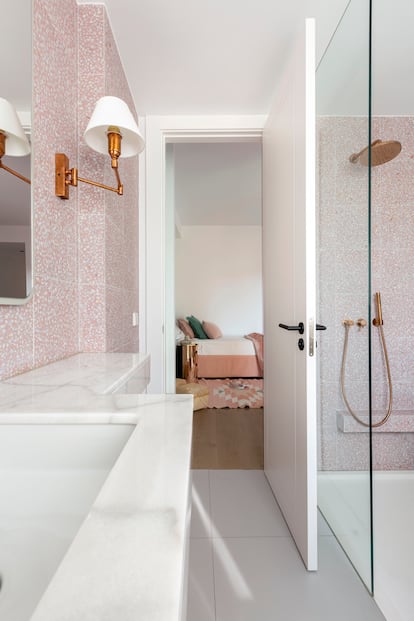 Paredes de terrazo rosa para el baño diseñado por Galán Sobrini en una vivienda madrileña.