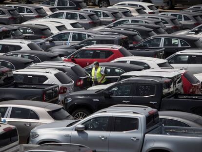 Un aparcament de cotxes nous llestos per a la seva distribució a Sant Boi del Llobregat el gener passat. 