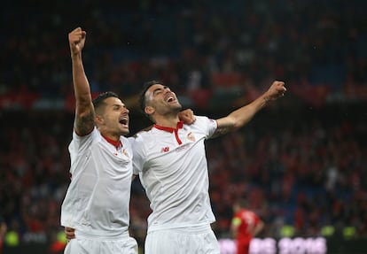 Kevin Gameiro y Adil Rami celebran su victoria de 3-1 frente a sus seguidores después de la Final de la Liga de Europa.