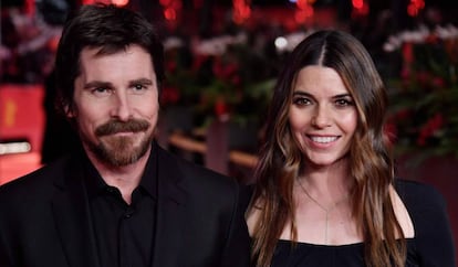 Christian Bale y su esposa, Sibi Blazic, en el Festival de Cine de Berlín este lunes. 