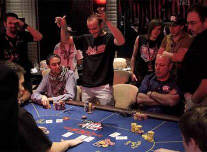 Jugadores durante una de las semifinales del torneo, en el casino de Torrelodones.