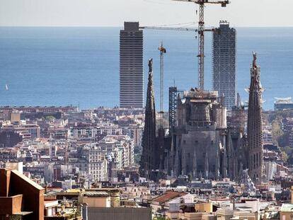 La Sagrada Família de Barcelona, fotografiada des del barri del Carmel.