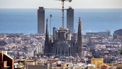 La Sagrada Família de Barcelona, fotografiada des del barri del Carmel.