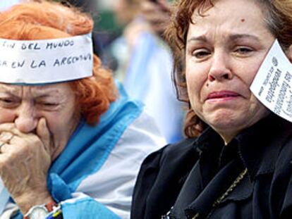 Dos pensionistas lloran en una manifestación en Buenos Aires celebrada el viernes pasado, 24 de amyo de 2002.
