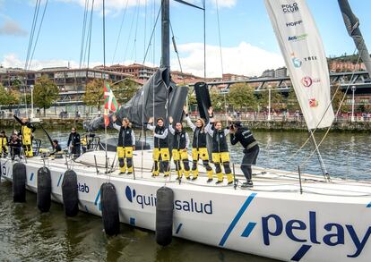 Cinco mujeres supervivientes de cáncer partieron este lunes de Bilbao a bordo de un velero de 72 pies y navegarán 1.530 millas náuticas hasta llegar a Barcelona, para transmitir un mensaje de esperanza a quienes padecen esa enfermedad. 