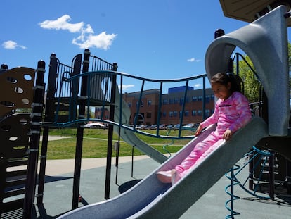 Mia, una niña guatemalteca de siete años, juega en los columpios y toboganes cerca de una escuela primaria en un barrio de Boston, donde su familia acaba de llegar buscando asilo después de huir de Guatemala y pasar siete meses en el limbo en México.