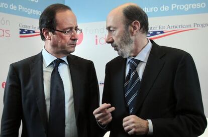 El candidato socialista francés Francoise Hollande se entrevista con el candidato socialista español Rubalcaba.