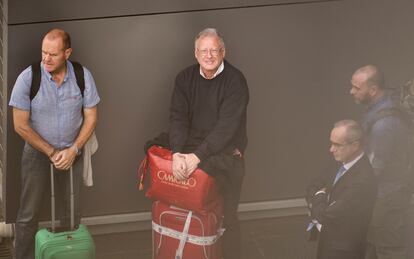 Carlos García Juliá, en un aeropuerto de Brasil en 2020, antes de su entrega a España.