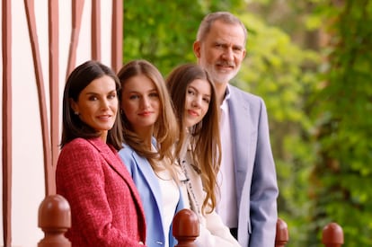 El día anterior, el 21 de mayo, será una fecha señalada para la princesa Leonor, que recibirá la Medalla de Aragón, la Medalla de las Cortes de Aragón y el título de Hija Adoptiva de Zaragoza, ciudad en la que está siguiendo su entrenamiento militar. 